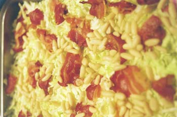 Ensalada con lacón y piñones