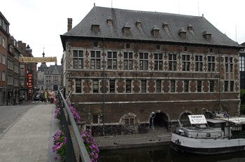 Museo arqueológico desde el Puente de Francia, Namur, Bélgica