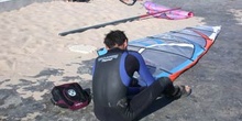 Windsurfista recogiendo su vela