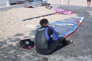 Windsurfista recogiendo su vela