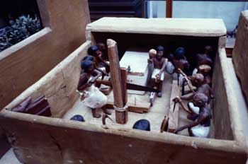 Escultura representación de trabajos en madera, Egipto