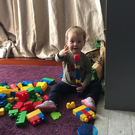 Chloe haciendo actividades en casa 1