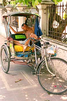 Taxista dormitando en rickshaw, Tailandia