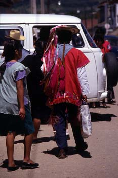 Hombre con traje tradicional en San Cristóbal de las Casas, Méxi