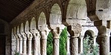 Vista interior del claustro de la iglesia Catedral de Roda de Is