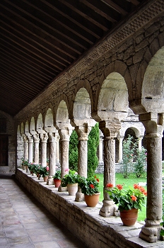 Vista interior del claustro de la iglesia Catedral de Roda de Is