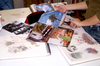 Persona ojeando fotos