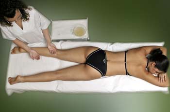 Masaje de sales: aplicación de sales extremidades inferiores