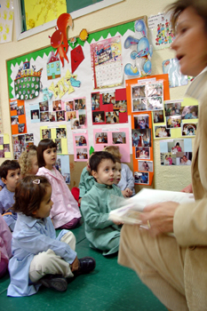 Niños sentados en colchonetas