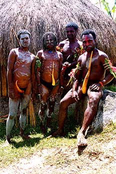 Grupo de jóvenes guerreros y guías, Irian Jaya, Indonesia