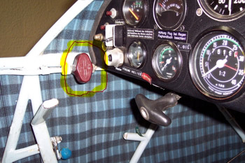 Llave de paso de combustible al motor en un avión ligero