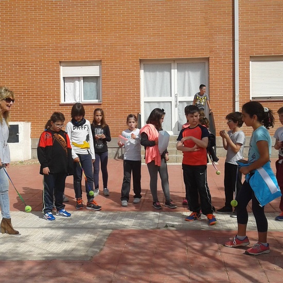  fabricamos pelotas voladoras y receptóbolos.Jugamos en el patio 2