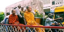 Monjes acompañando féretro, Laos