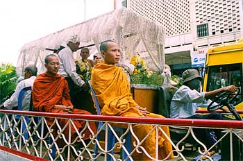 Monjes acompañando féretro, Laos