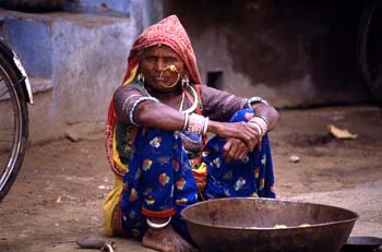 Vendedora callejera con adorno nasal, Pushkar, India