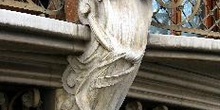 Escultura en la fachada de la Casa Solá Morales, Olot, Garrotxa,