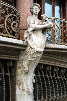 Escultura en la fachada de la Casa Solá Morales, Olot, Garrotxa,