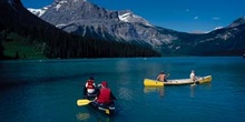 Piraguas en un lago de las Montañas Rocosas, Canadá