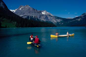 Piraguas en un lago de las Montañas Rocosas, Canadá
