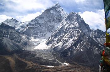 Ama Dablam con glaciar, visto desde el pico Nagartsang