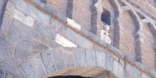Detalle del sarcófago paleocristiano empotrado sobre la Puerta d