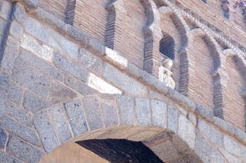 Detalle del sarcófago paleocristiano empotrado sobre la Puerta d