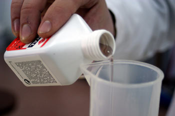 Vertiendo el revelador en la probeta