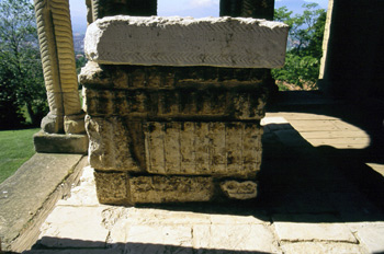 Inscripción en el ara del mirador de Santa María de Naranco, Ovi