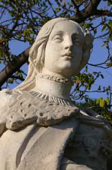Monumento a Doña Urraca I, reina de Castilla y de León
