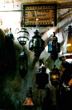 Lámparas de metal en un puesto de un zoco, Marrakech, Marruecos