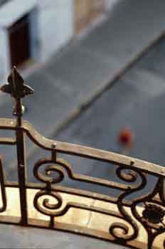 Vista de calle desde la barandilla, Cuba