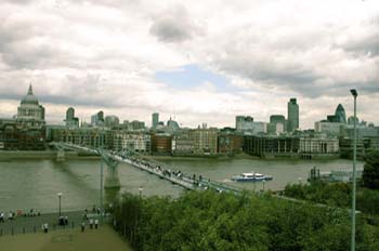 Saint Paul Cathedral y Millenium Bridge desde Tate, Londres