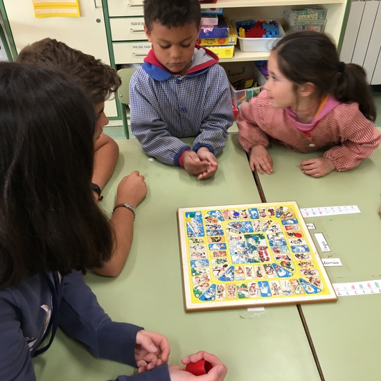 Buddies: 5 años y sexto enseñando a jugar. 4