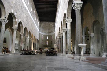 Nave central de la Basílica de San Ferdiano, Lucca