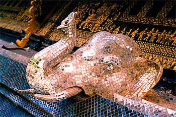 Detalle de cabeza de elefante en templo, Laos