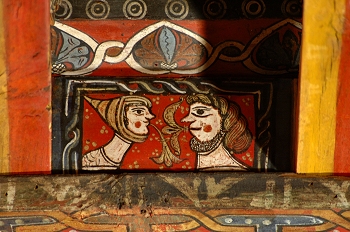 Detalle de pintura en alfarje. Caras enfrentadas, Huesca