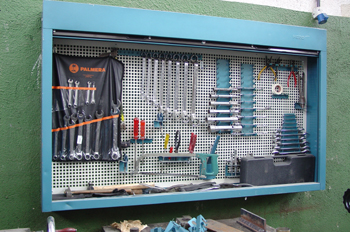 Armario de pared con herramientas manuales