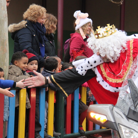 Visita de sus Majestades los Reyes Magos al colegio Luis Bello en moto 2018 16