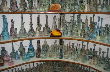 Vitrina de una tienda de artesanía árabe