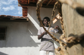 Niño tejiendo, Quilombo, Sao Paulo, Brasil