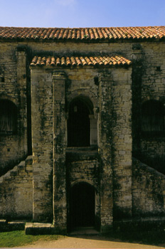 Escaleras y vestíbulo acceso a la planta noble de Santa María de