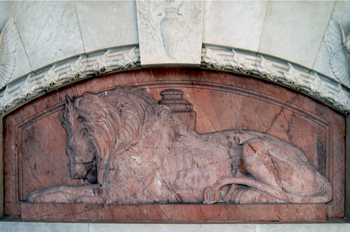 Detalle escultórico del Panteón de los Hombres Ilustres, Madrid