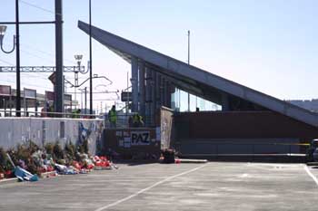 Ramos de flores en recuerdo a las víctimas de los Atentados del