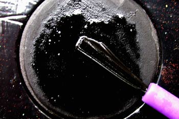 Pincel y pintura negra