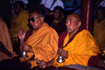 Monjes durante una ceremonia religiosa en el gompa de Phyang, La