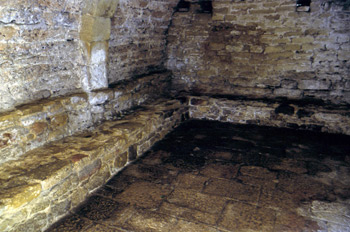 Banco corrido de la planta baja de Santa María de Naranco, Ovied