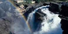 Cascada y arcoiris en las Montañas Rocosas