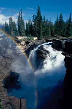 Cascada y arcoiris en las Montañas Rocosas