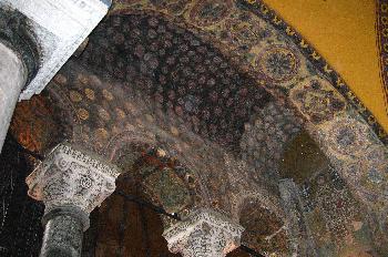 Detalles de techos y arcos decorados en la Santa Sofía, Estambul
