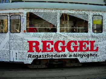 Vagón de tranvía decorado con publicidad, Budapest, Hungría